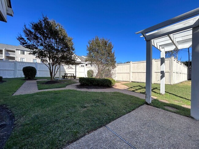 Building Photo - Gated community on the bay side of Shore Dr! "ASK ABOUT OUR ZERO DEPOSIT"