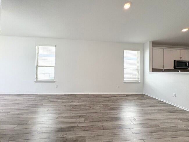 Building Photo - 217 English Oak St