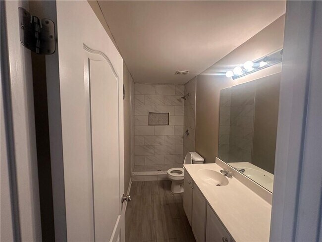 Building Photo - 61 Longwood Ct