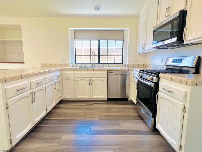 Building Photo - 4 bedroom home for lease