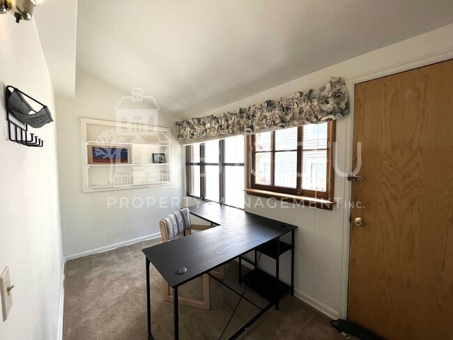 Building Photo - Charming Manitou Home