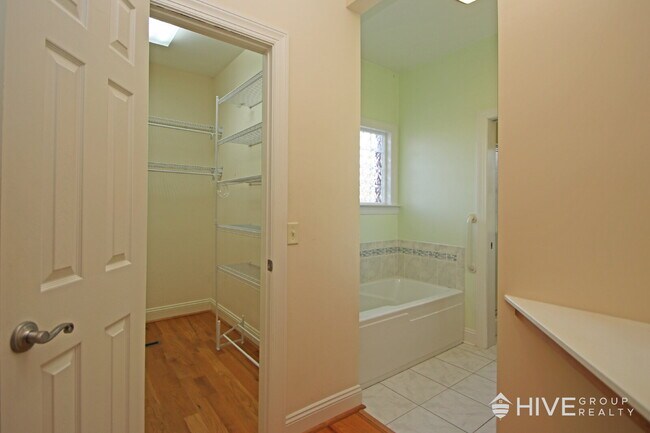 Building Photo - Peaceful One-Level Living with Mountain Views