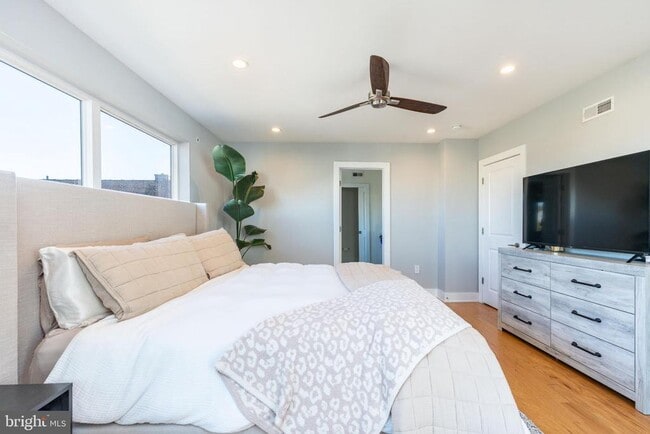 Building Photo - 1647 E Eyre St