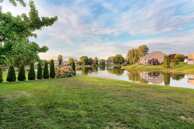 Building Photo - 3 BED 3 BATH HOME ON LAKE