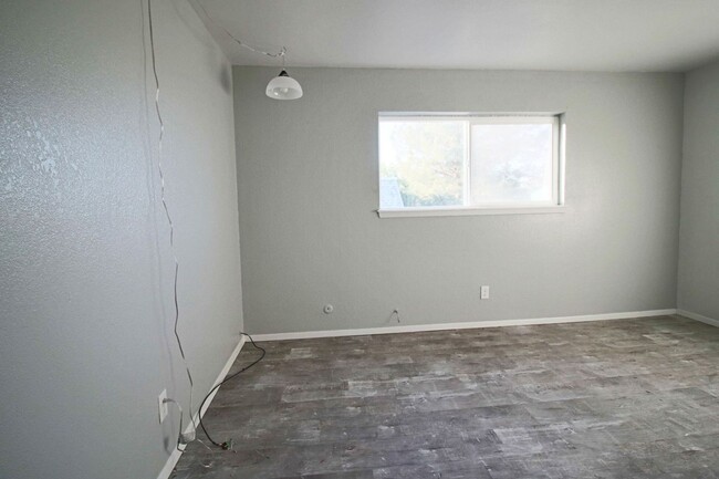 Building Photo - Spacious 2 bedroom 1 bath townhouse in San...