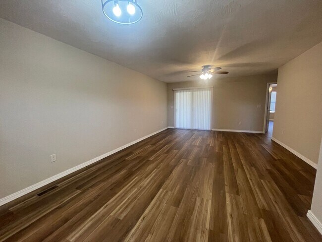 Building Photo - New Never Occupied - Brand New 2 bedroom 2 bath Duplex in Kimberling City, MO