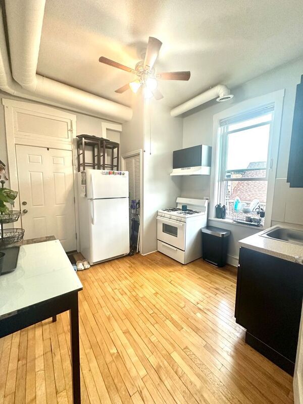 Building Photo - 2303 S Oakley Ave