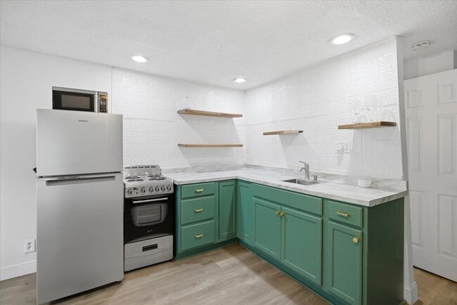 Building Photo - 4024 Collinwood Ave