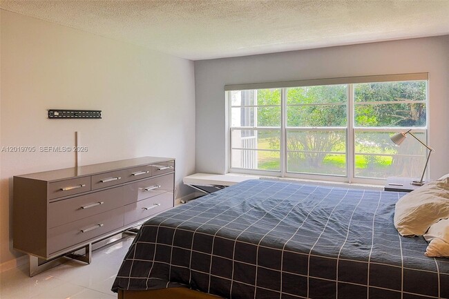 Building Photo - 3200 N Palm Aire Dr