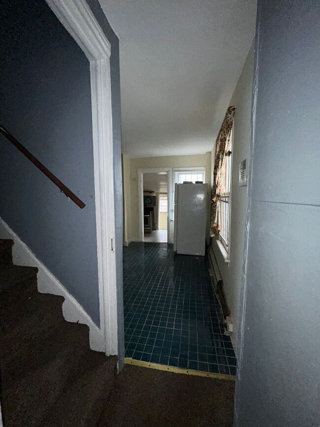 Building Photo - 2 bed freshly updated