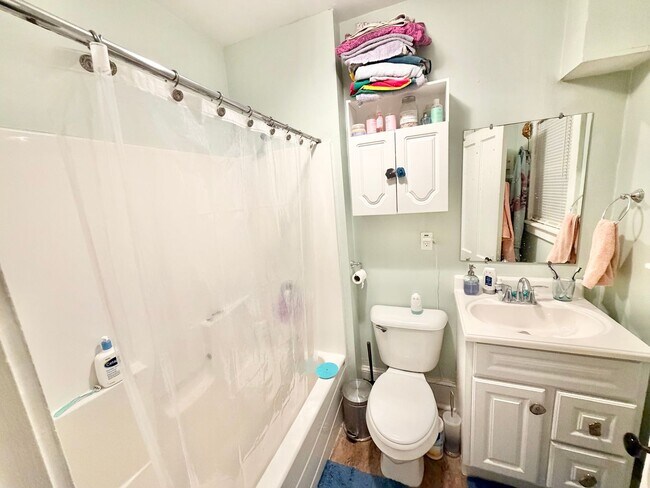 Building Photo - 2 Bedroom Apartment + Bonus Room Downtown Burlington Available 6/1