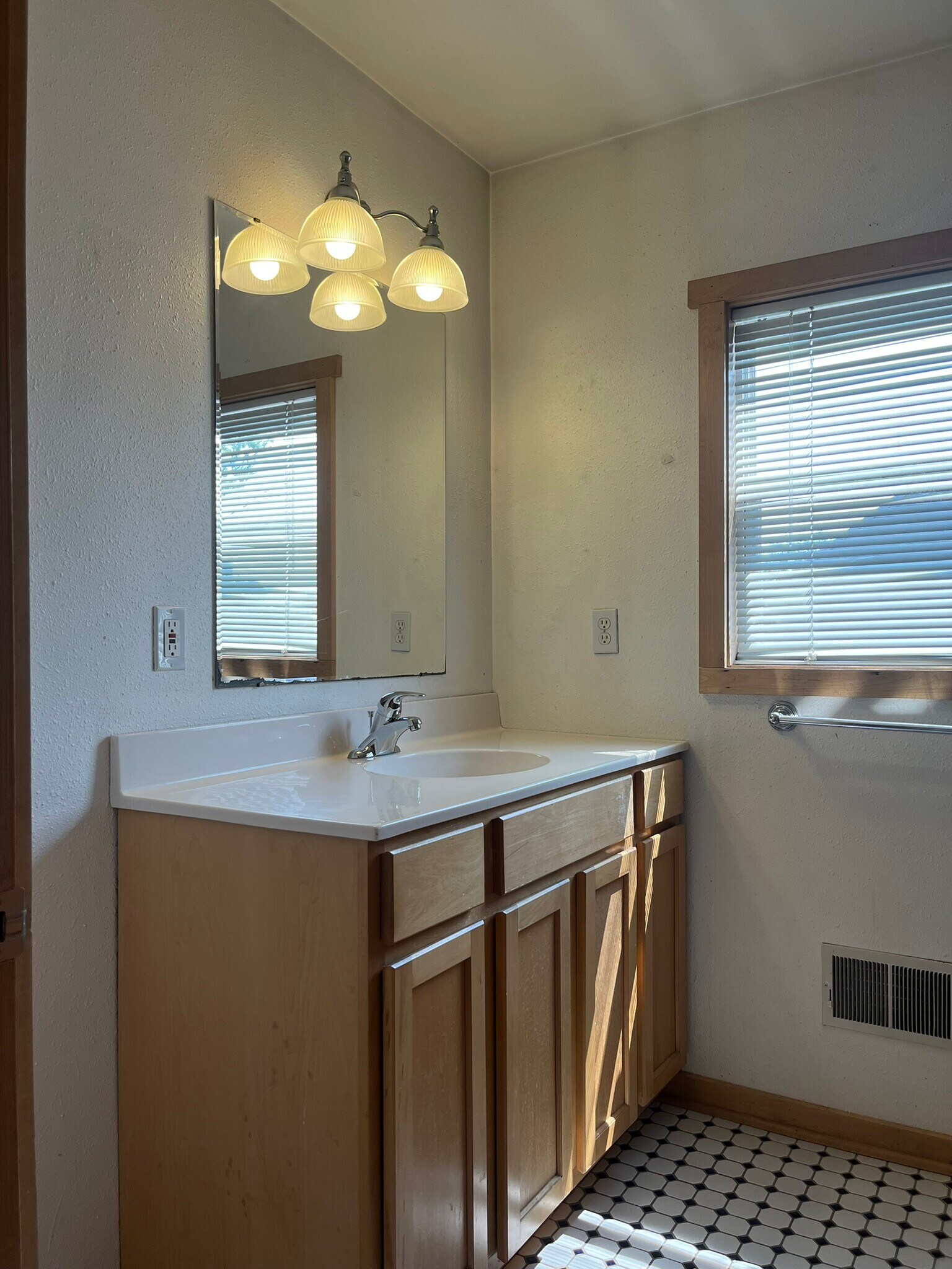 Building Photo - 3220 N Oakland Ave