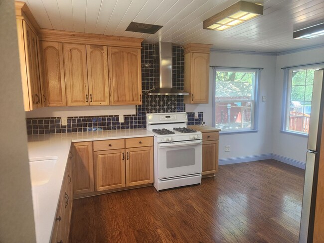 Building Photo - Beautiful 3 Bedroom/1 bathroom home with a...