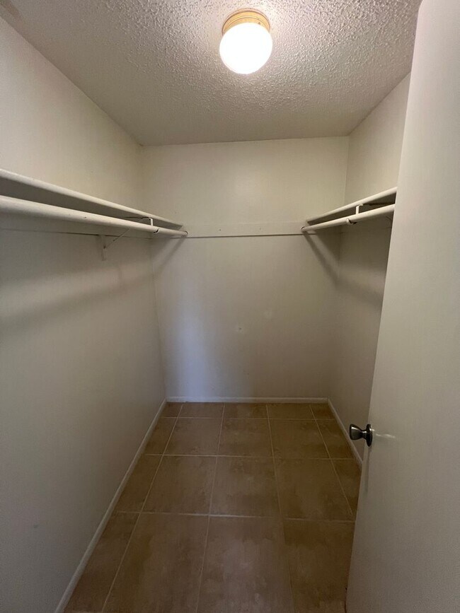 Building Photo - ** Annual ** 2 Bed / 2 Bath ** Single Fami...