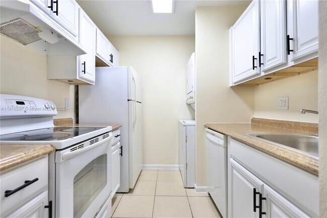 Building Photo - 10016 Twin Lakes Dr