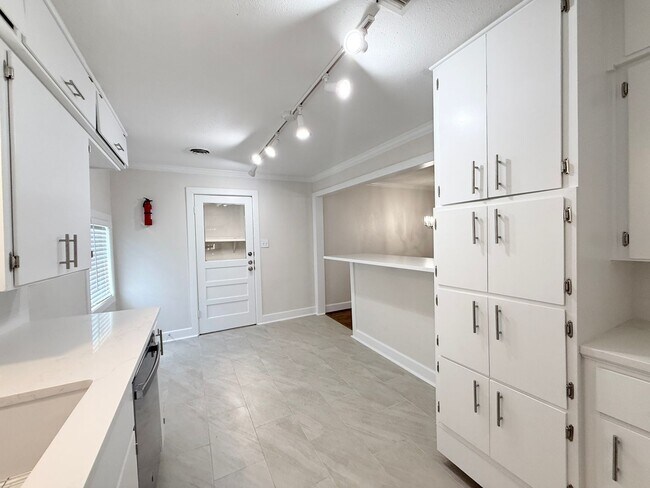 Building Photo - Adorable 3/1/1 Home on Giant Lot in Lake J...