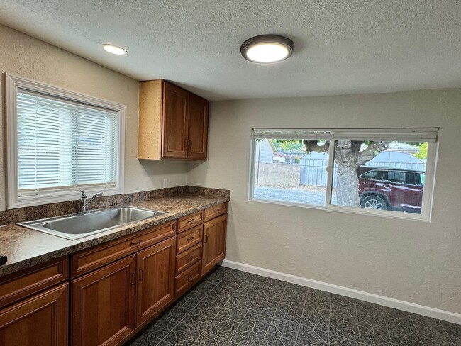 Building Photo - Selah remodeled 1 br, 1 ba home with washer/dryer hookup!