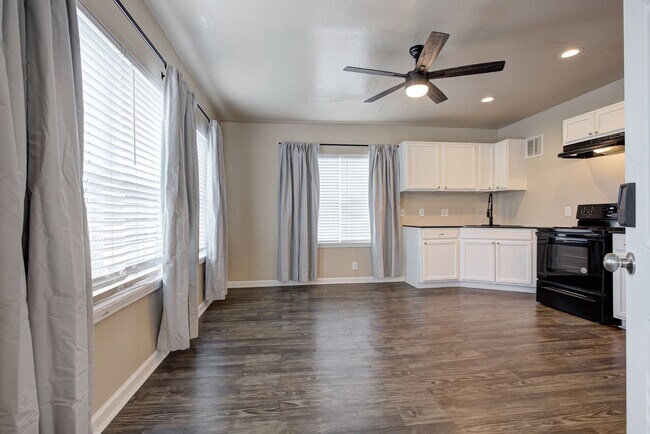 Building Photo - ** Move-in Special - First Full Month's Rent Free ** Bright & Stylish 2-Bedroom Close to the Plaz...