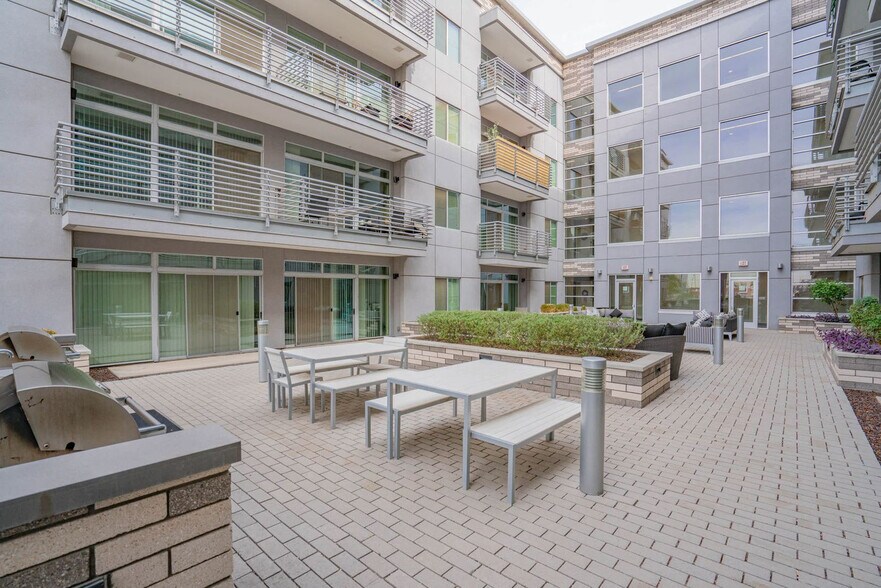 Building Photo - 295 E Roosevelt St