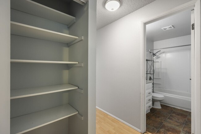 Building Photo - MOVE IN READY NOW! Normandy Park 1 level 2...