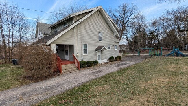 Building Photo - Charming 3-bedroom, 1-bathroom home located in the vibrant city of Akron