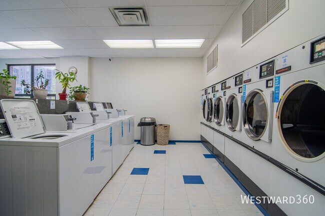 Building Photo - 901 S Plymouth Ct