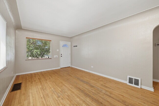 Building Photo - $2,895.95, 3-bed, 2-bath duplex in Denver with a washer and dryer and $300 off the first month's ...