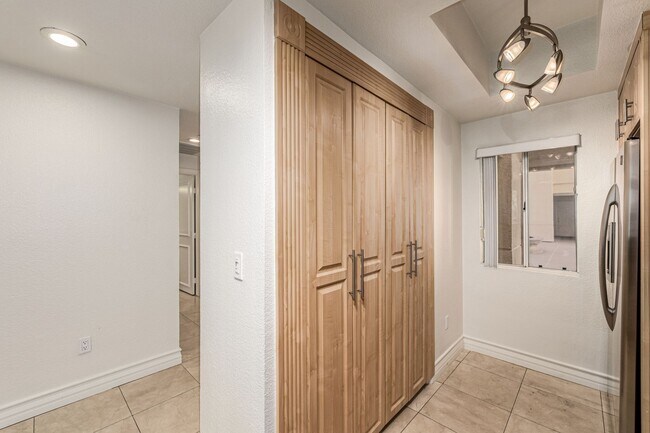 Building Photo - Meridian Guard Gated 2 Bedroom Condo over looking pool!