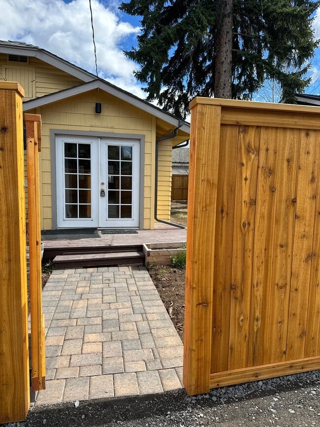 Building Photo - Charming 2 Bed / 2 Bath Home in Prime Westside Bend Location