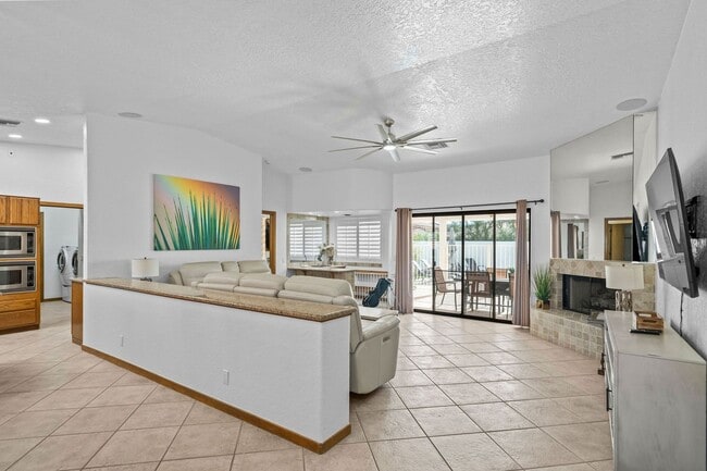 Building Photo - 4 Bedroom Pool Home on the Golf Course