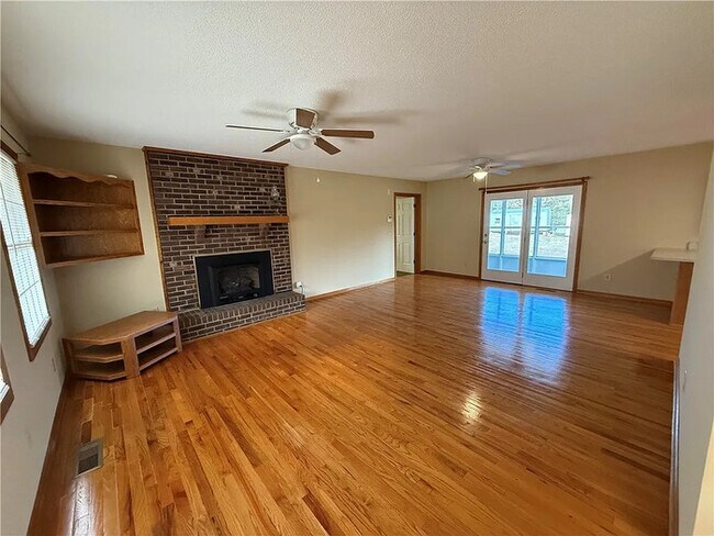 Building Photo - 3 Bedroom 2 Bathroom