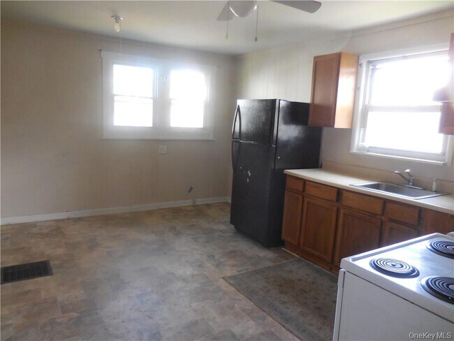 Building Photo - 10 Edmunds Ln