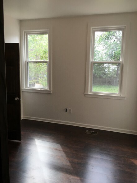 Building Photo - 3303 Iowa St