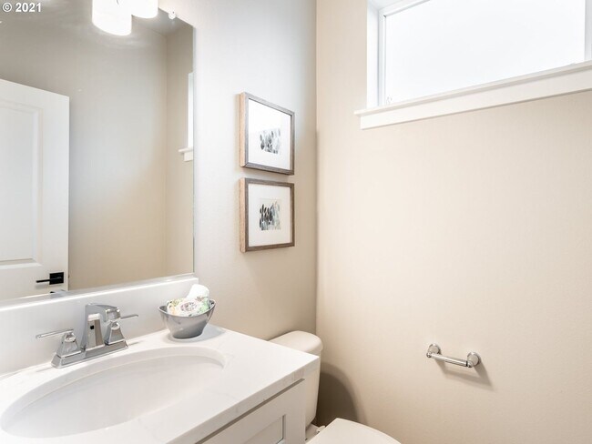 Building Photo - Detached Townhouse, 3br 3.5bth, Built 2022, Gorgeous upgrades