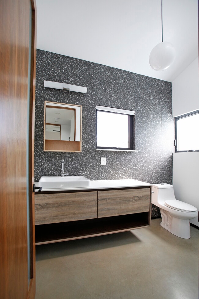 Building Photo - 6345 Babcock Ave