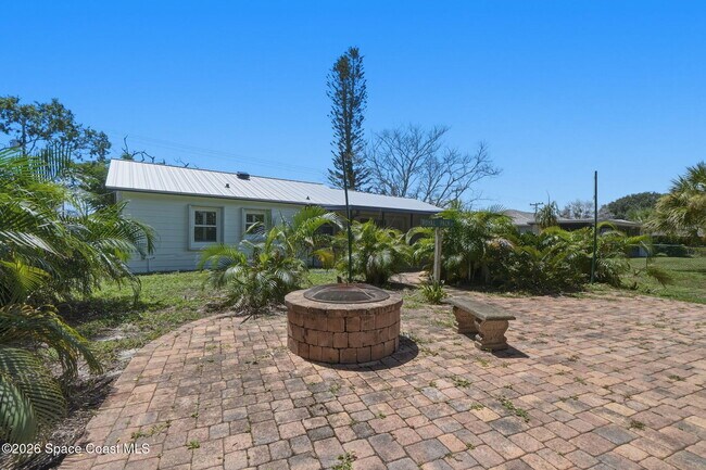Building Photo - 394 Royal Palm Dr