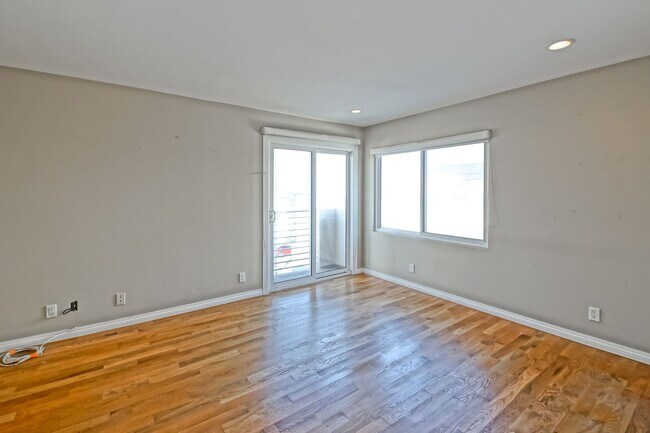 Building Photo - 4021 Crest Dr