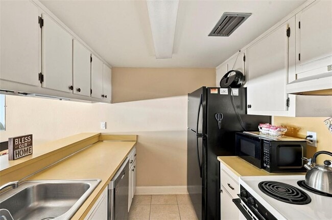 Building Photo - 2525 W Bay Dr