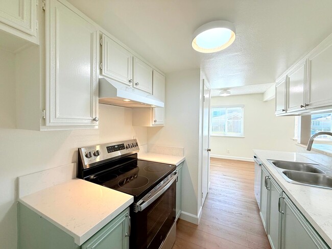 Building Photo - Fantastic Renovated 2 story - 2 bed + 1 ba...