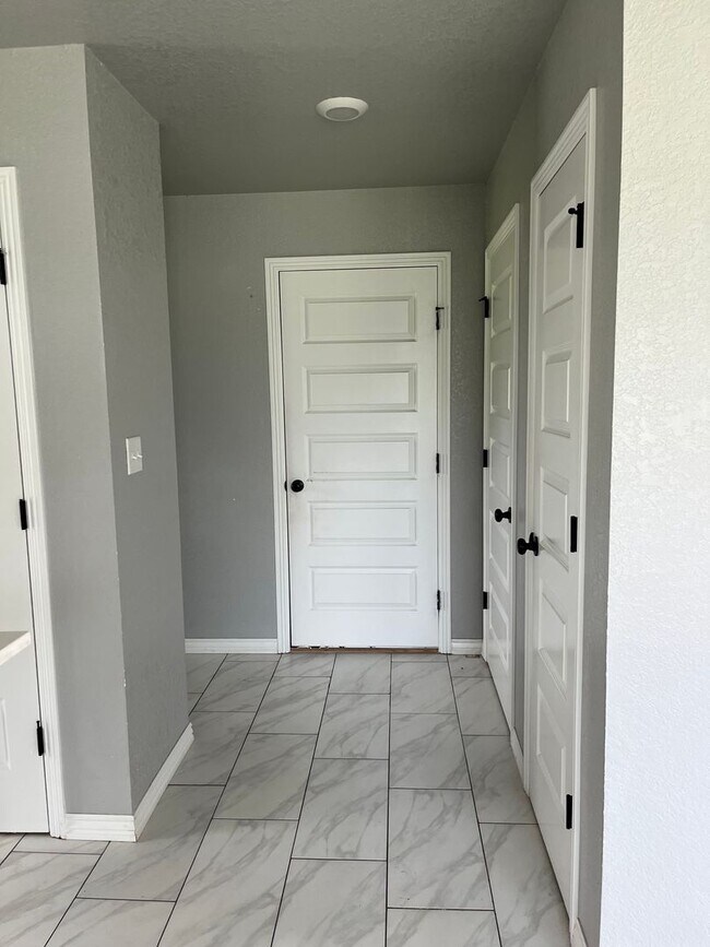 Building Photo - COX-NORTHRIDGE DRIVE TOWNHOMES