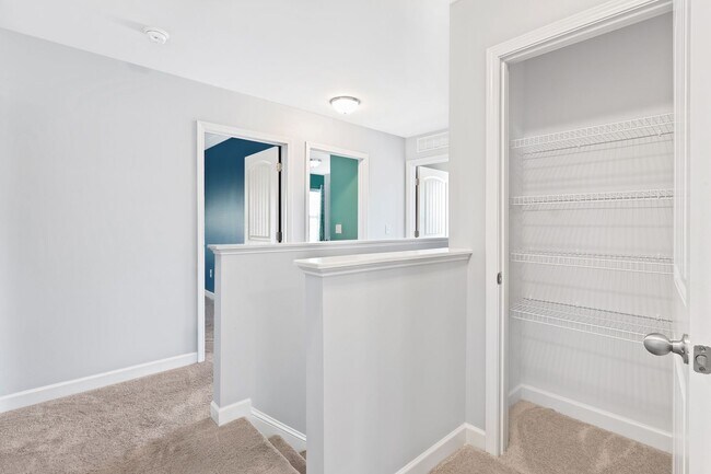 Building Photo - Bright & Spacious End-Unit Townhome in Flo...
