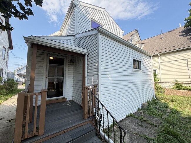 Building Photo - 11 Pooley Pl
