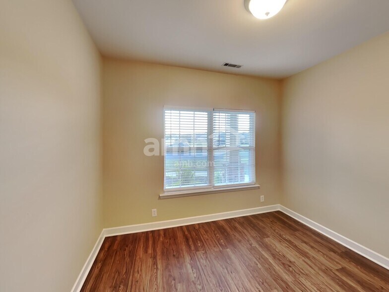 Building Photo - 3023 Holderwood Dr