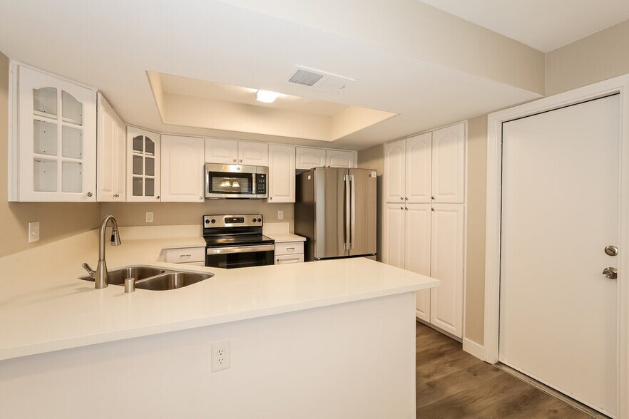 Building Photo - 2010 Waverly Cir