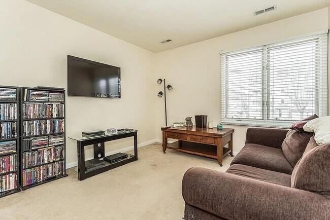 Building Photo - Charming 2BR Condo in South Weymouth