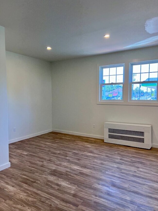 Building Photo - 549 Albany Ave