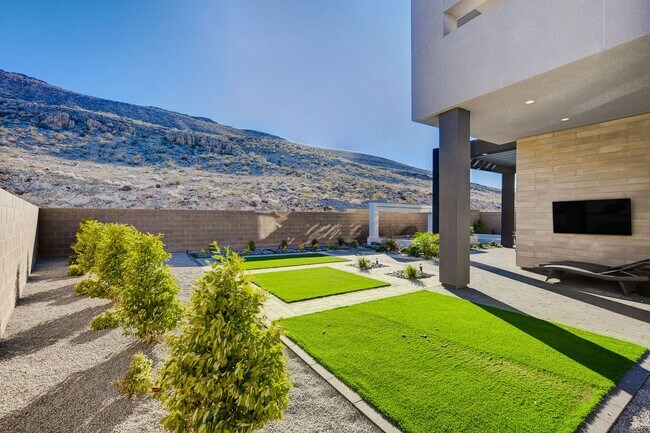 Building Photo - Mesa Ridge Luxury Oasis Feathertop