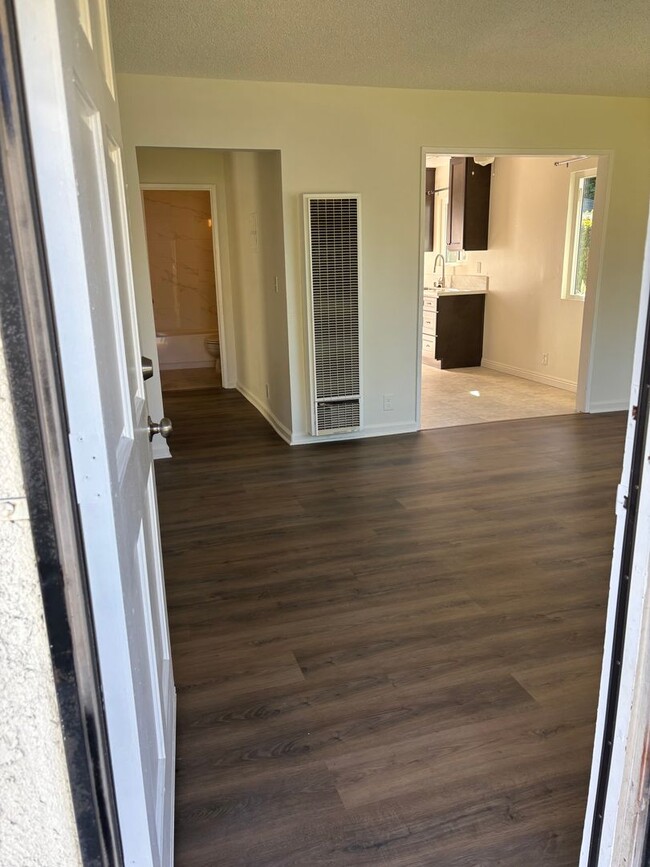 Building Photo - NEWLY REMODELED 2 BEDROOM 1 1/2 BATH CONDO