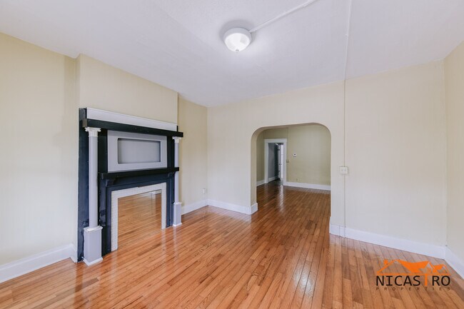 Building Photo - 136 E 11th Ave