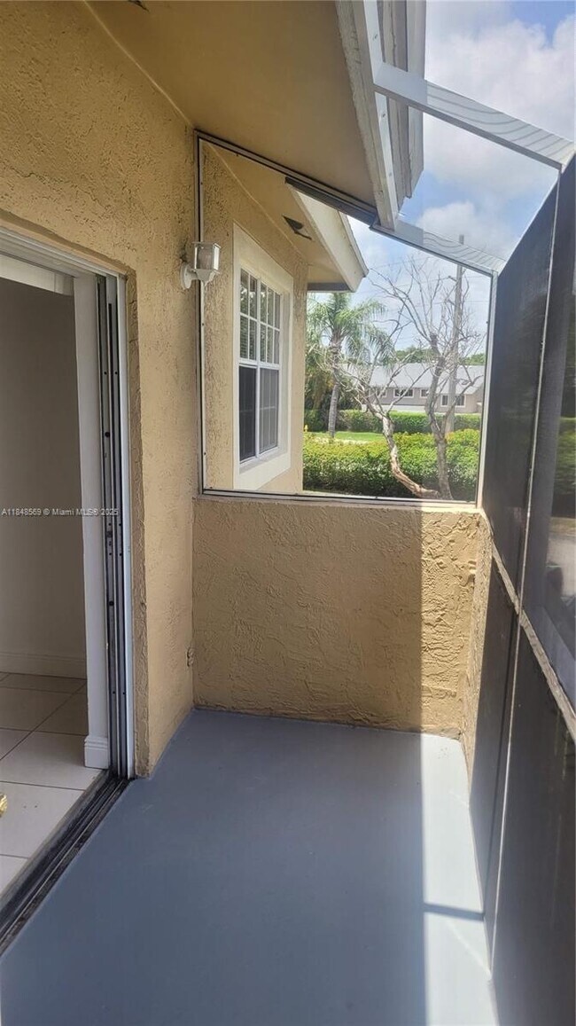 Building Photo - 660 Cypress Club Way